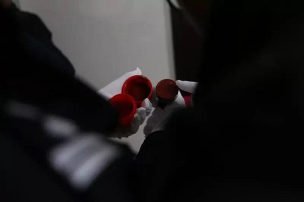 海關緝私人員查獲的假公章